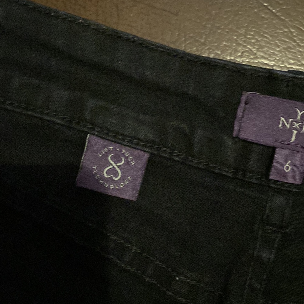 NYDJ black hi rise boot cut with bedazzled back pockets size 6. - Picture 6 of 10